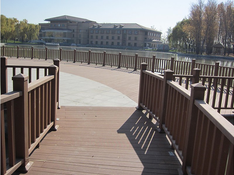 景區(qū)木塑木棧橋案例